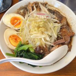 特製モンナカブラックにネギトッピング