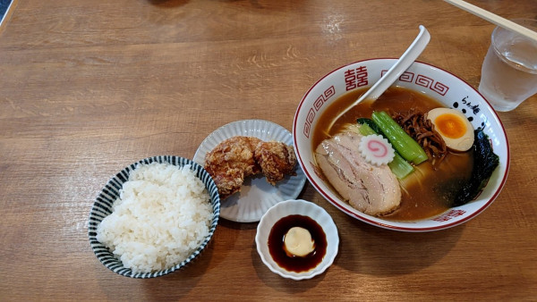 「鶏ガラ中華＋からあげ＋ライス」@らぁ麺 ここんの写真