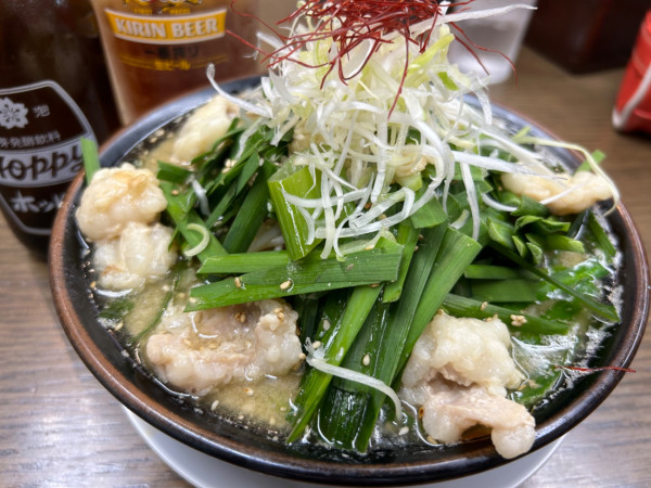 「【期間限定】和牛モツニラそば1200円+ホッピーセット」@中華蕎麦 丸め 東久留米店の写真
