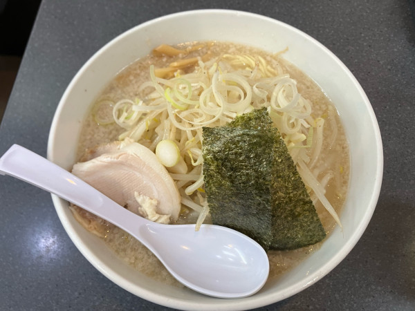「ハッスル塩ラーメン750円＋大盛80円＋もやし120円」@ハッスルラーメンホンマ 亀戸本店の写真