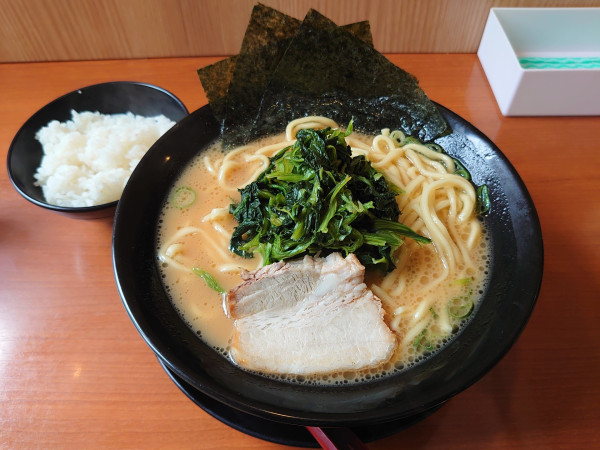 「増しほうれん草ラーメン」@横浜家系ラーメン 若草家 春日井店の写真