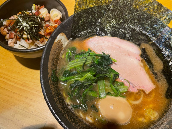 「豚骨醤油ラーメン＋味玉＋半チャシュー丼（1250円）」@麺家 燻の写真