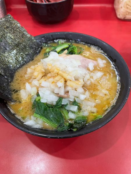 「ラーメン並　890円➕玉ねぎ➕青菜」@杉田家 千葉祐光店の写真