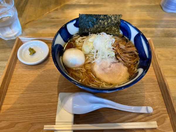 「醤油ラーメン　味玉トッピング」@らーめん川井の写真