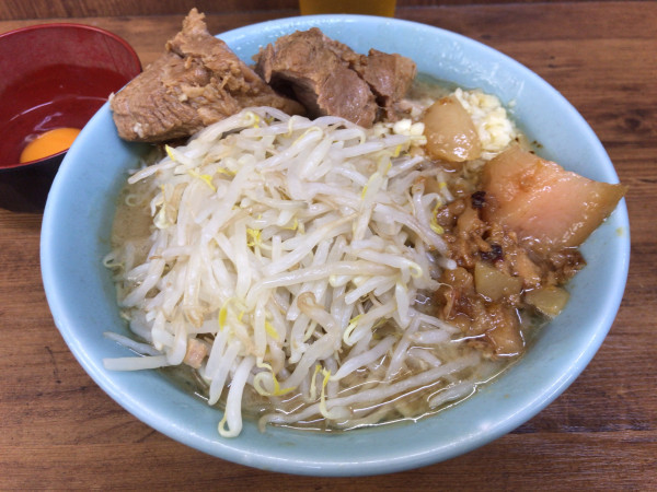 「ブタ入り(ニンニク、アブラ)+生玉子 1000円」@ラーメン二郎 池袋東口店の写真
