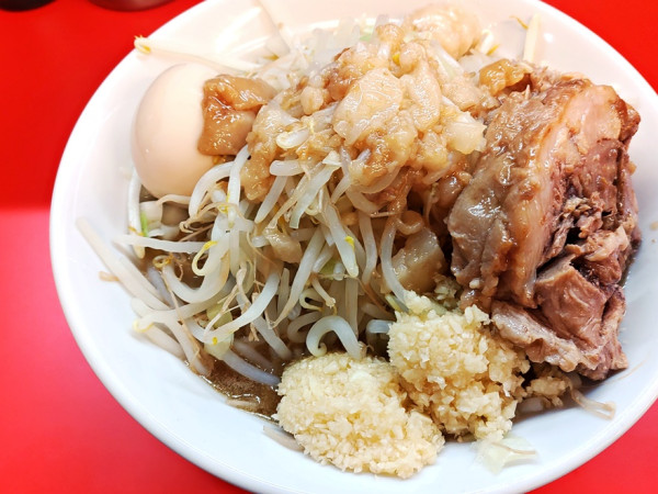 「ラーメン（麺250・ニンニク、アブラ中・ヤサイ300）＋味玉」@ラーメン ノックアウト 小松川店の写真