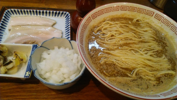 「炭火焼濃厚中華そば殿様鰯 950円＋刻み玉ねぎ 50円」@炭火焼濃厚中華そば 威風堂道の写真