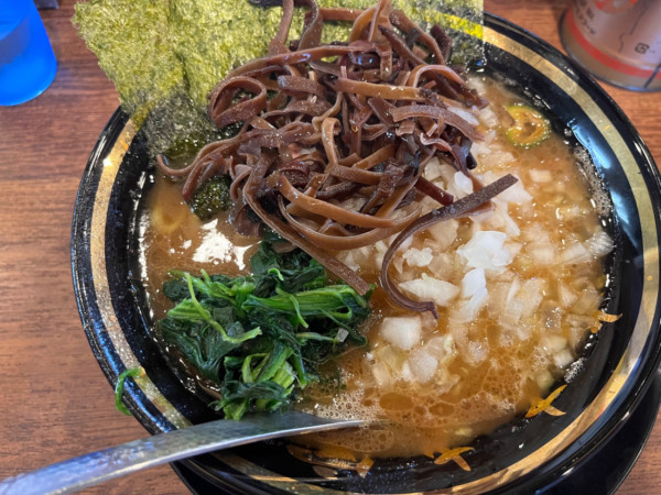 「ラーメン850円+玉ねぎ100円+フォロワーきくらげ」@家系ラーメン王道家直系 環家の写真