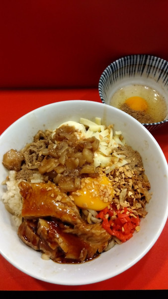 「ジャンク+麺300g+生卵」@まぜそばマゼロー 船橋店の写真