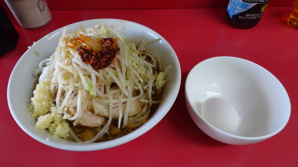 「小豚（900円）＋生たまご（50円）野菜ニンニクカラメラー油」@ラーメン二郎 千住大橋駅前店の写真