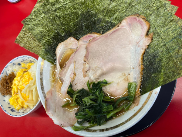 「チャーシューメン＋半たまごまぶし」@王道家直伝 との丸家 八潮店の写真