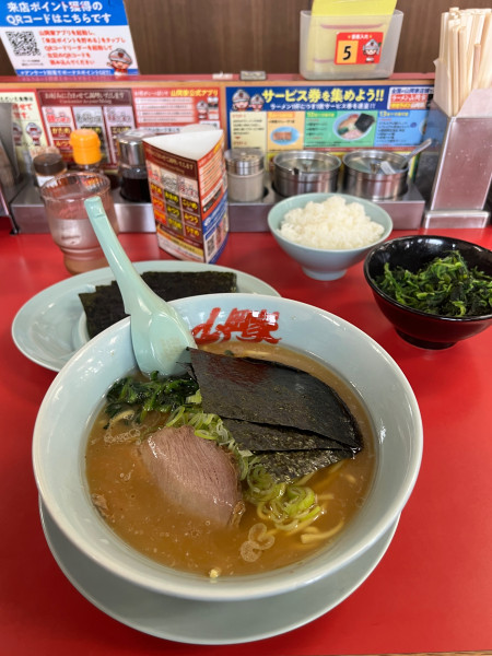 「醤油ラーメン　ほうれん草　半ライス」@山岡家 越谷レイクタウン店の写真