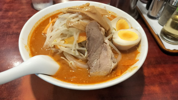 「札幌辛味噌ラーメン950円」@ビックラーメン 虎ノ門店の写真