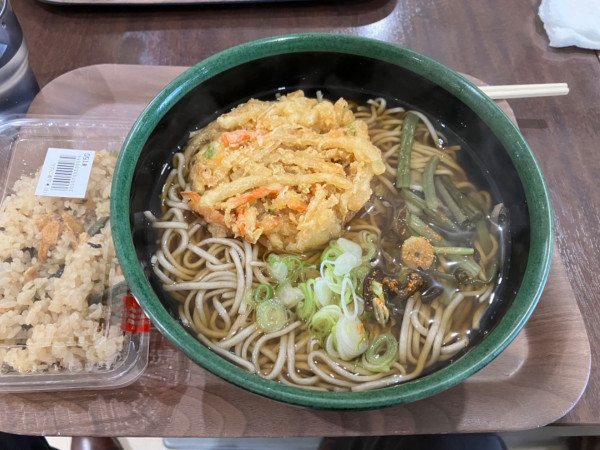 「かき揚げそば大盛り」@レストラン絵馬の写真