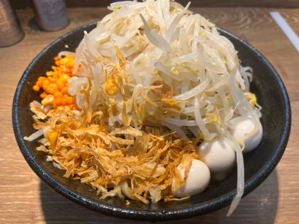 「汁なし小うずら辛揚げ」@麺屋 浜一の写真