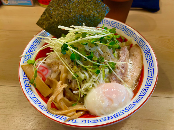 「特濃油そば 880円 温玉 120円」@武蔵野アブラ學会 早稲田別館の写真