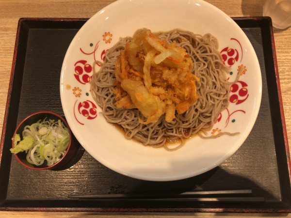 「冷しかき揚げそば」@いろり庵きらく 横浜北口店の写真