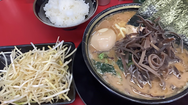 「ネギラーメン白＋きくらげ＋味玉＋半ライス」@IEKEI_TOKYO 王道家直系の写真