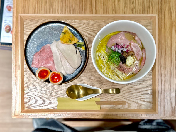 「★特製濃香トリュフの鶏塩中華そば🍜¥1,400」@MENDOKORO TOMO Premiumの写真