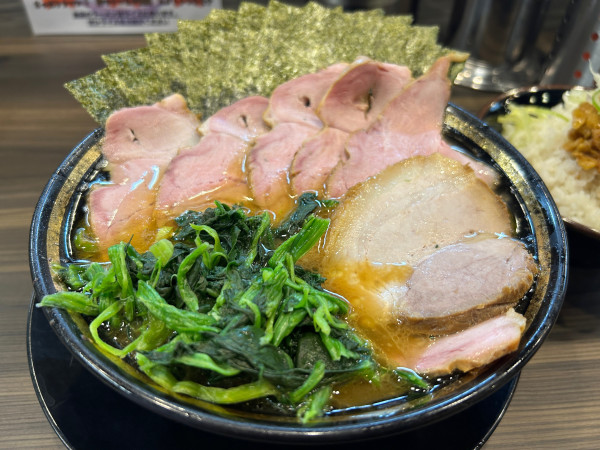 「チャーシューメン5枚　のり　バラチャーシュー　カタコイオオ」@家系ラーメン がくの写真