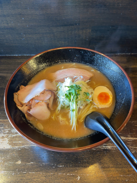 「和風とんこつ+燻製ハム（1200円）」@綿麺の写真