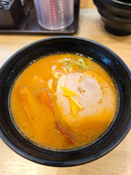 「中華蕎麦とみ田監修 濃厚豚骨魚介らぁめん」@かっぱ寿司 流山店の写真