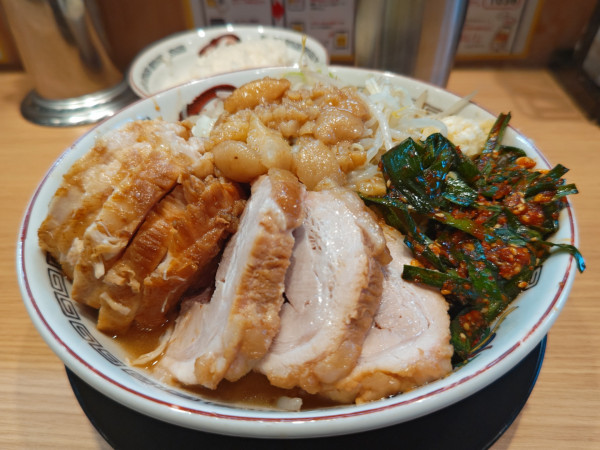 「ミニぶたダブル（全マシ）+辛ニラ+ライス」@豚山 北千住東口店の写真