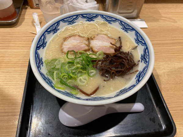 「博多らーめん （普通）790円」@由○ 品川港南店の写真