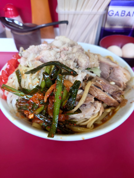 「【限定】ピリ辛カレー汁なし大豚 卵×2ピリ辛ニラダレ油福神漬」@ラーメン二郎 中山駅前店の写真