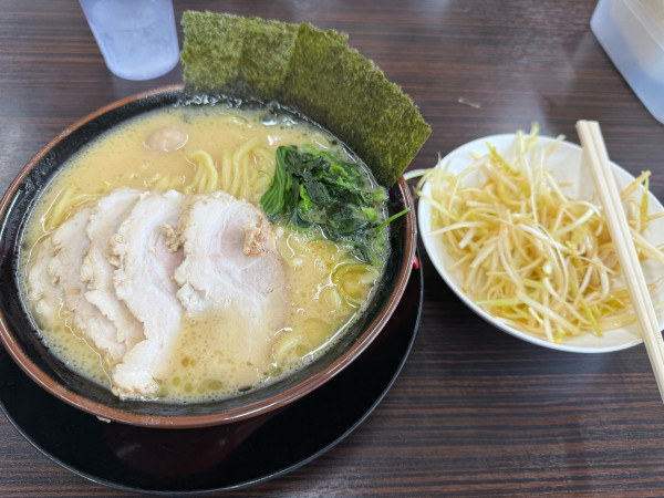 「ネギチャーシュー麺 1200円」@横浜家系ラーメン 逗子家 三浦海岸店の写真