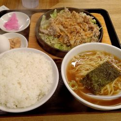 ポーク鉄板焼ライス(ライス普通盛)+半ラーメン