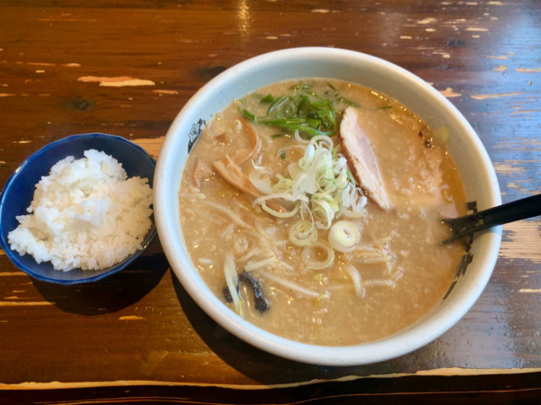 「醤油らーめん 1,100円＋ライス 0円」@北海道ラーメン 帯広ロッキー 総本店の写真