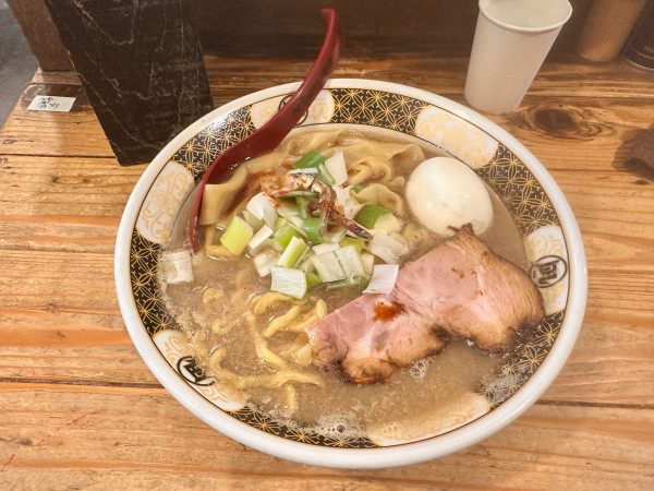 「すごい煮干しラーメン」@すごい煮干ラーメン凪 新宿ゴールデン街店 本館の写真