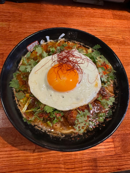 「四川風辛味噌「赤」目玉焼きパクチー増し」@麺昇 神の手の写真