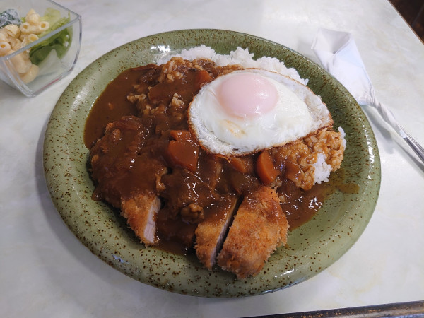 「カツカレー目玉入り」@松本屋食堂の写真