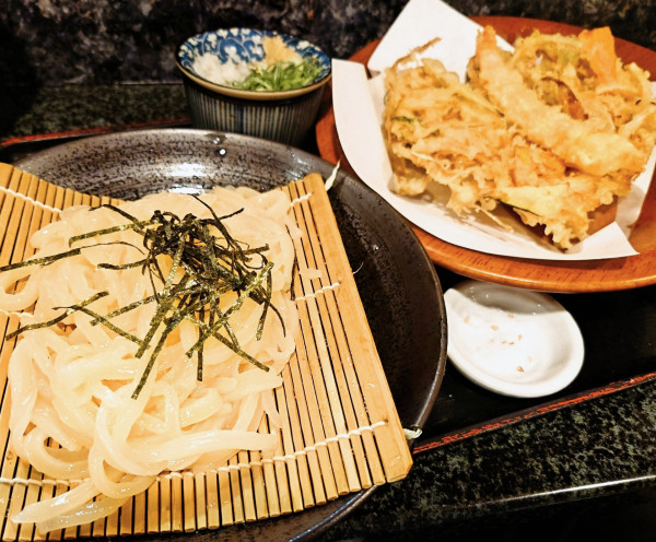 「ざる＋かき揚げトッピング」@大地のうどん 東京馬場店の写真