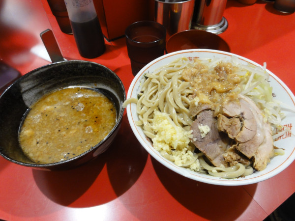 「小850円つけ100円生卵50円全部」@ラーメン二郎 千葉店の写真