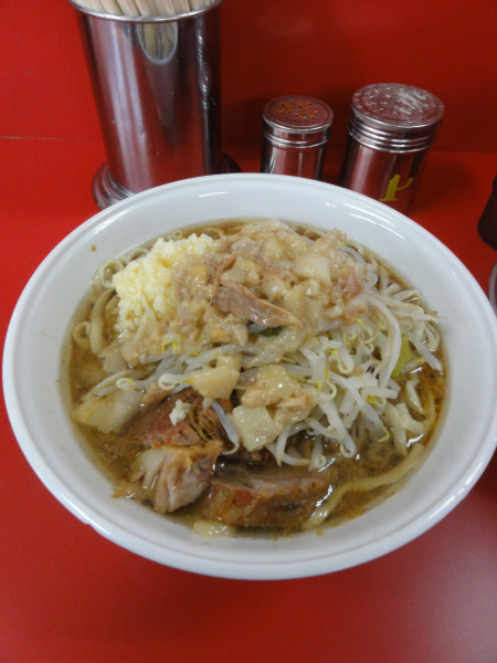 「小950円NA 生卵50円」@ラーメン二郎 柏店の写真