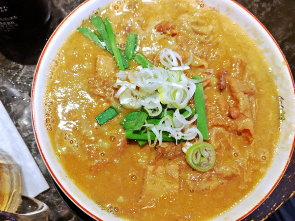 「カレーモツラーメン」@麺酒場 丸勝の写真