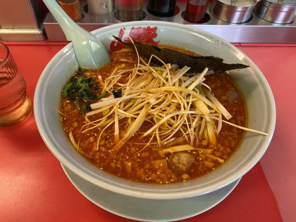 「辛味噌+中盛 +背油変更」@山岡家 成田飯仲店の写真