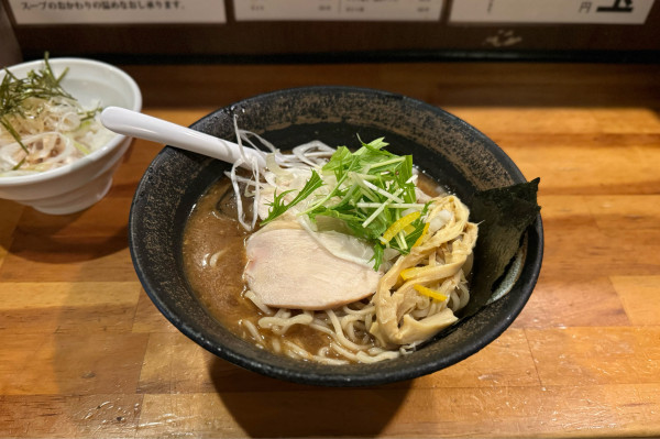 「【限定】鶏と鰹の濃厚冷やしそば¥950、ランチ限定ミニ丼¥150」@濃厚鶏そば 麺屋武一 新橋本店の写真