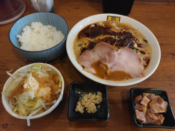 「辛辛濃菜麺 普+ジロベジ(ご飯セット)+端チャ」@濃菜麺 井の庄の写真