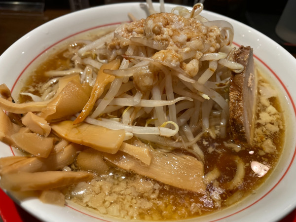 「パンチ背脂醤油ラーメン：950円」@油そばみかど 山形駅前店の写真