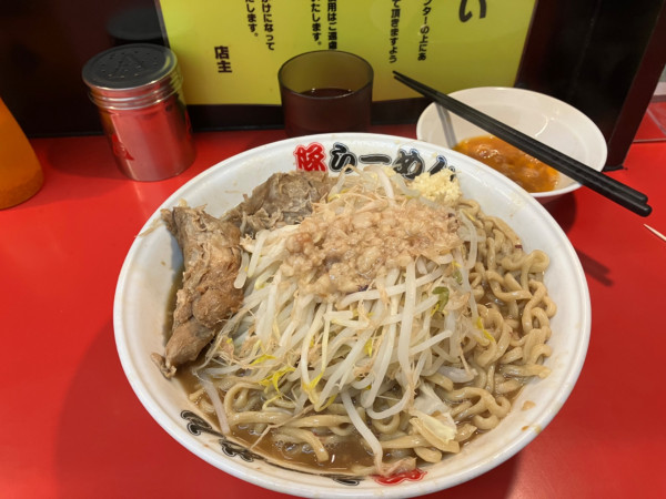 「大ラーメン＋生卵」@豚ラーメン 板橋駅前店の写真