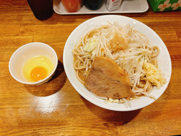「ラーメン400g+生卵」@豚ギャング 西新店の写真
