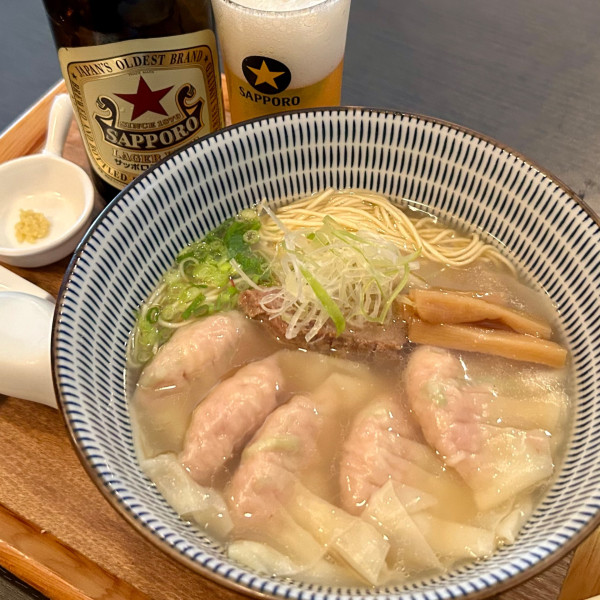 「雲呑麺（唐辛子抜き）＋瓶ビール（中瓶）」@豚骨清湯・自家製麺 かつらの写真