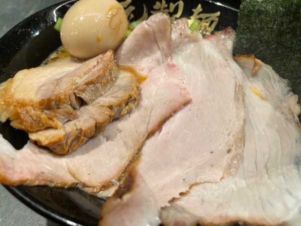 「味玉ラーメン＋とろとろ煮豚＋吊るしチャーシュー（1410円）」@宮元製麺の写真