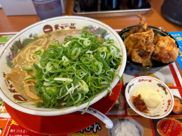 「ねぎラーメン（こってり）1070円、鶏の唐揚げ550円」@天下一品 水戸平須店の写真
