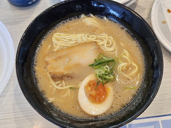 「【限定】博多とんこつラーメン　380円（外税）」@はま寿司 弘前高田店の写真