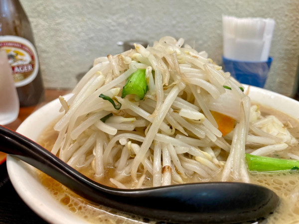 「キリンラガー ＋ ジャンボ餃子２個 → もやしてんこ」@一圓 三鷹北口店の写真